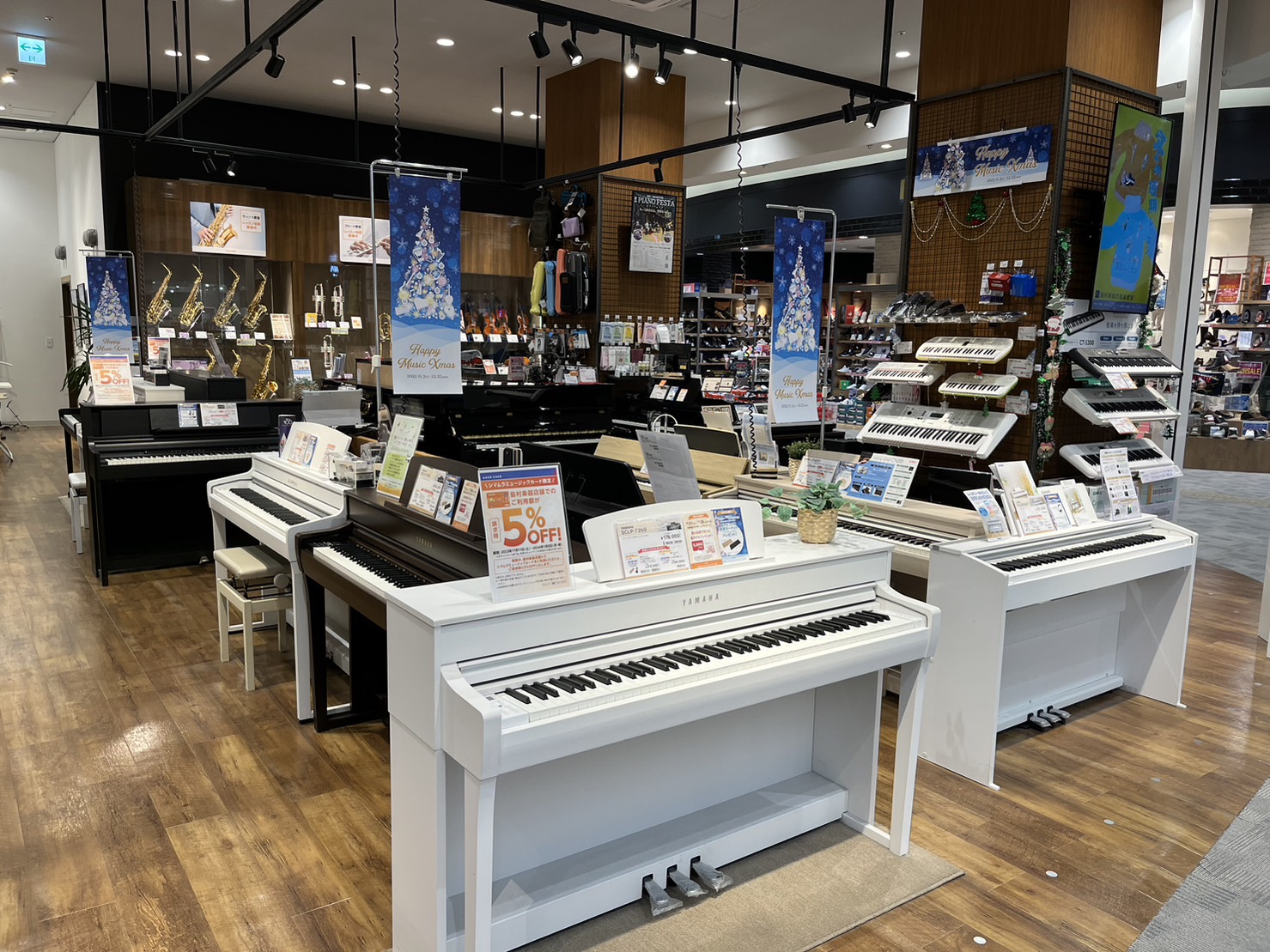 こんにちは、島村楽器イオンモール羽生店の宮地です。 今回は、ピアノを選ぶ段階で皆様が思う「正直、電子ピアノと本物のピアノどっちがいいの？」を追求していきます！ これからピアノを始める方、お子様用のピアノをお探しの方は必見です！ CONTENTSそもそもの違い音量の問題それぞれの寿命重さやサイズについ [&hellip;]