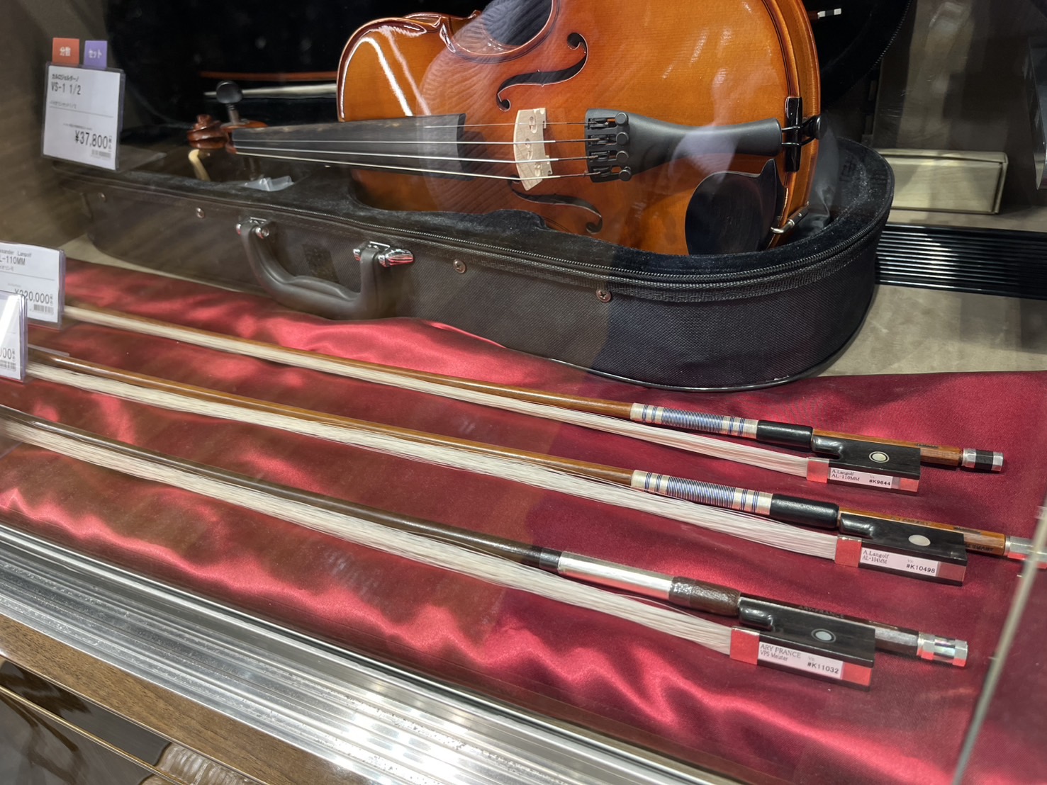 CONTENTS買い替え・サブでの使用に！AryFrance(アーリーフランス)Alexander Langolf(アレクサンダー・ランゴルフ)弓は試奏選定が可能ですご来店予約・お問い合わせ買い替え・サブでの使用に！ こんにちは、島村楽器羽生店　弦楽器アドバイザーの宮地です。 ヴァイオリンの半身、弓 […]
