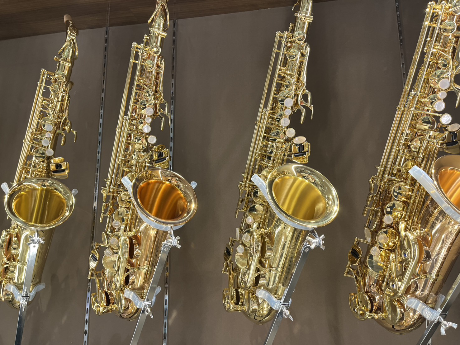 ご覧頂きありがとうございます！島村楽器イオンモール羽生店です🎷現在、サックス3大メーカーのひとつ、YANAGISAWA(ヤナギサワ)のアルトサックスが豊富に揃っております！これらのモデルは受注後も納品にお時間がかかるものが多く大変希少です。展示商品は即納可能となっております。是非ご試奏お待ちしており [&hellip;]