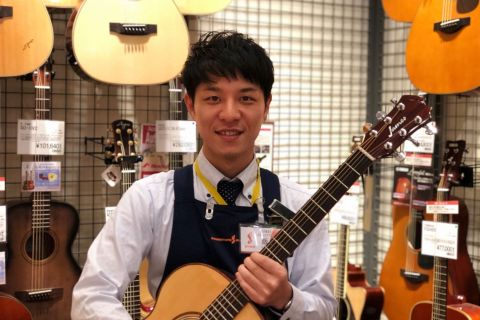 スタッフ写真 店長(ギターシニアアドバイザー) 飯塚