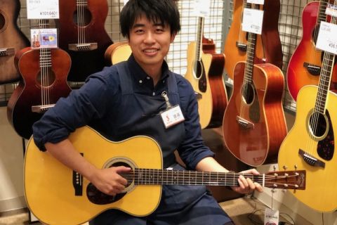 スタッフ写真 アコースティックギター・アンプ・エフェクター・デジタル担当 齋藤