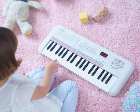 *ヤマハミニキーボード「Remie PSS-E30」 |*発売日|2019年11月| お子様の小さな手でも演奏しやすいミニ鍵盤を搭載し、内蔵ソングを使って楽しく演奏が可能です。1.2kgと軽量で、持ち運びにも大変便利です。お子様の好奇心を刺激します。 *お子様の小さな手でも演奏しやすいミニ鍵盤 Re […]