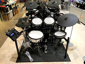 こんにちは！ドラム担当の加藤です。 1月25日より発売となりました、ROLNAD TD-27KVが当店に入荷いたしました。 試打可能ですので、是非一度お試しください！ *V-Drums TD-27KV ***フラッグシップ・モデルのクオリティをコンパクトにまとめた 新スタンダード・モデル TD-27 […]