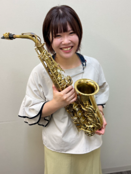 CONTENTSインストラクタープロフィール演奏動画インストラクターへのインタビューインストラクターからのコメントサックスサロンの特徴デジタル管楽器・ヴェノーヴァレッスンも受講可能！体験レッスンのお申し込みお店の管器コーナーのご紹介問い合わせ村主　綾（すぐり　あや）　担当曜日:水・木・金・土・日 イ […]