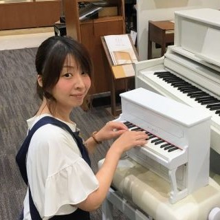 石橋(いしばし)<br />
ピアノアドバイザー<br />
お子様から大人の方まで、貴方にピッタリの1台を一緒にお探し致します。ご自宅での練習方法や楽譜のご相談もお気軽にお問い合わせください。