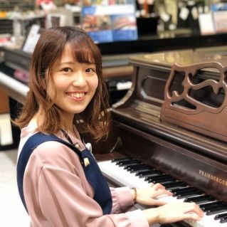 内田(うちだ)<br />
上級ピアノアドバイザー<br />
丁寧でわかりやすいご案内を心掛けています。趣味で演奏する方、お子様の練習用にお探しの方、何でもご相談ください！ぜひ一緒にお気に入りの1台を見つけましょう！