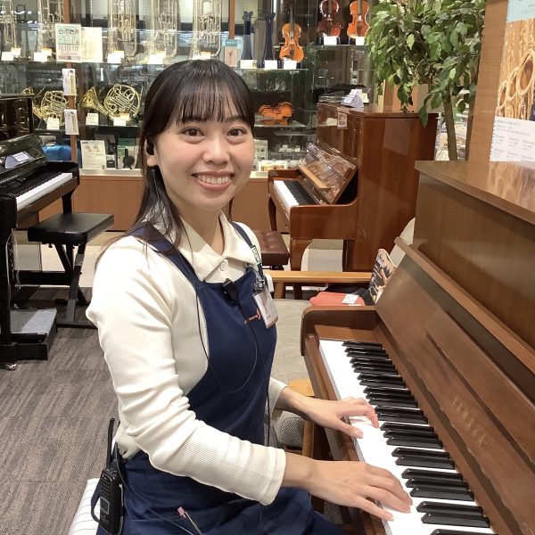 河原(かわはら)<br />
ピアノ担当<br />
皆様のピアノライフが楽しくなるよう、ピアノ探しお手伝いいたします！気になる事がございましたらお気軽にお問い合わせください♪