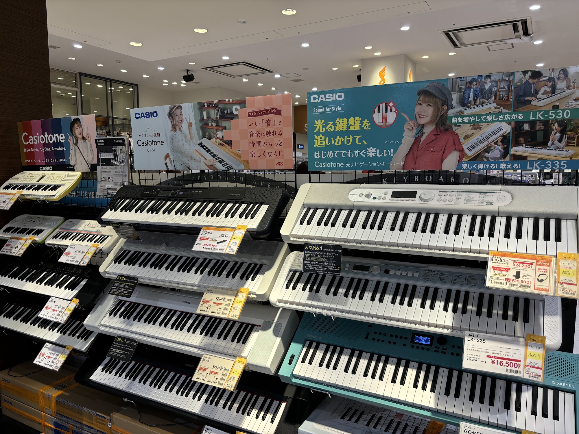 CONTENTSキーボード展示しております！CASIOYAMAHARoland電子ピアノ総合HPはコチラ音楽教室も開講しております！キーボード展示しております！ CASIO LK-530 LK-335 CT-S300 CT-S1(WE) CTK-240 SA-50/SA-51 SA-80/SA-81 […]