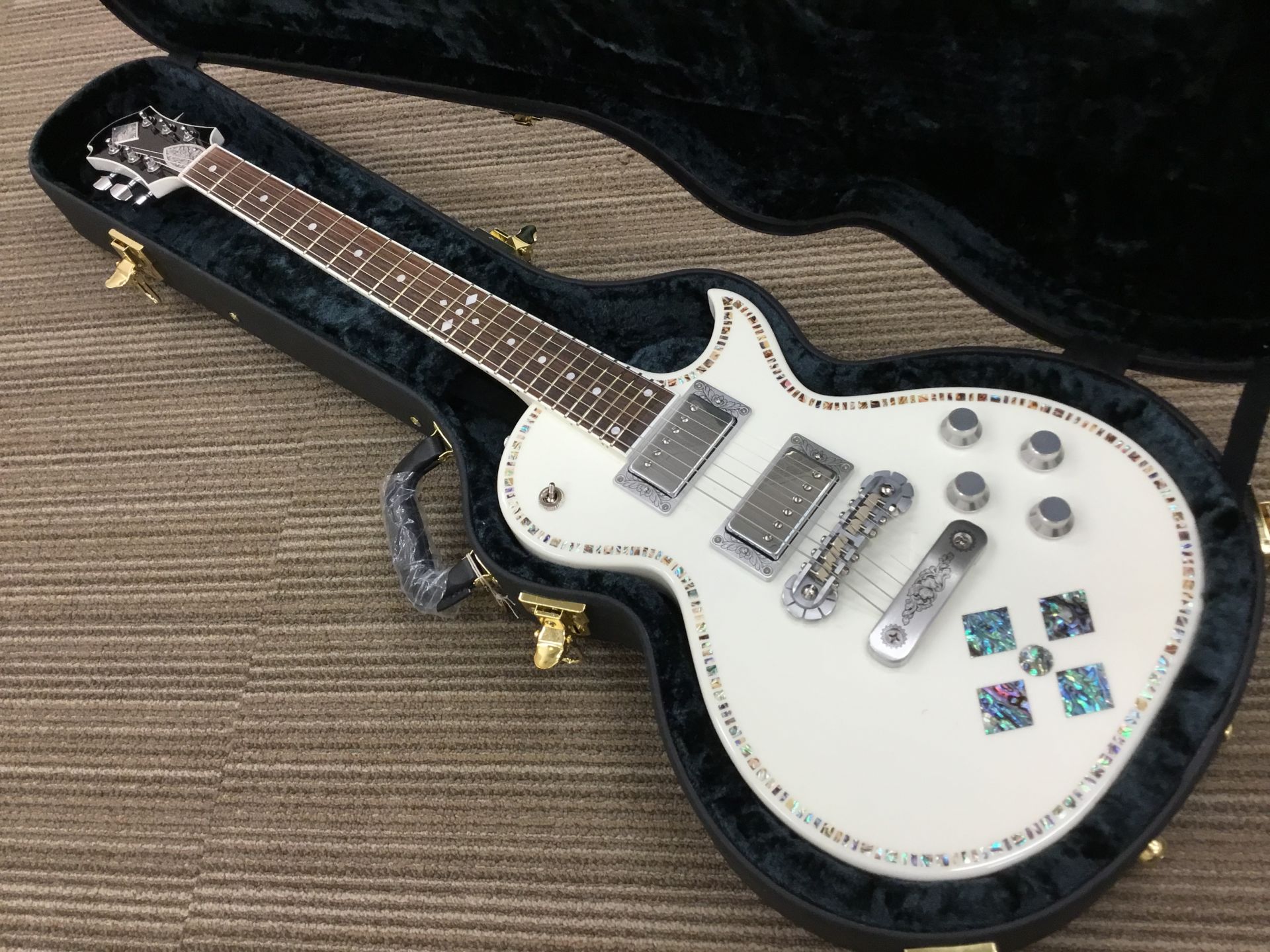【エレキギター特価品】ZEMAITIS/A24SU DIAMOND WHITE PEARL入荷しました！
