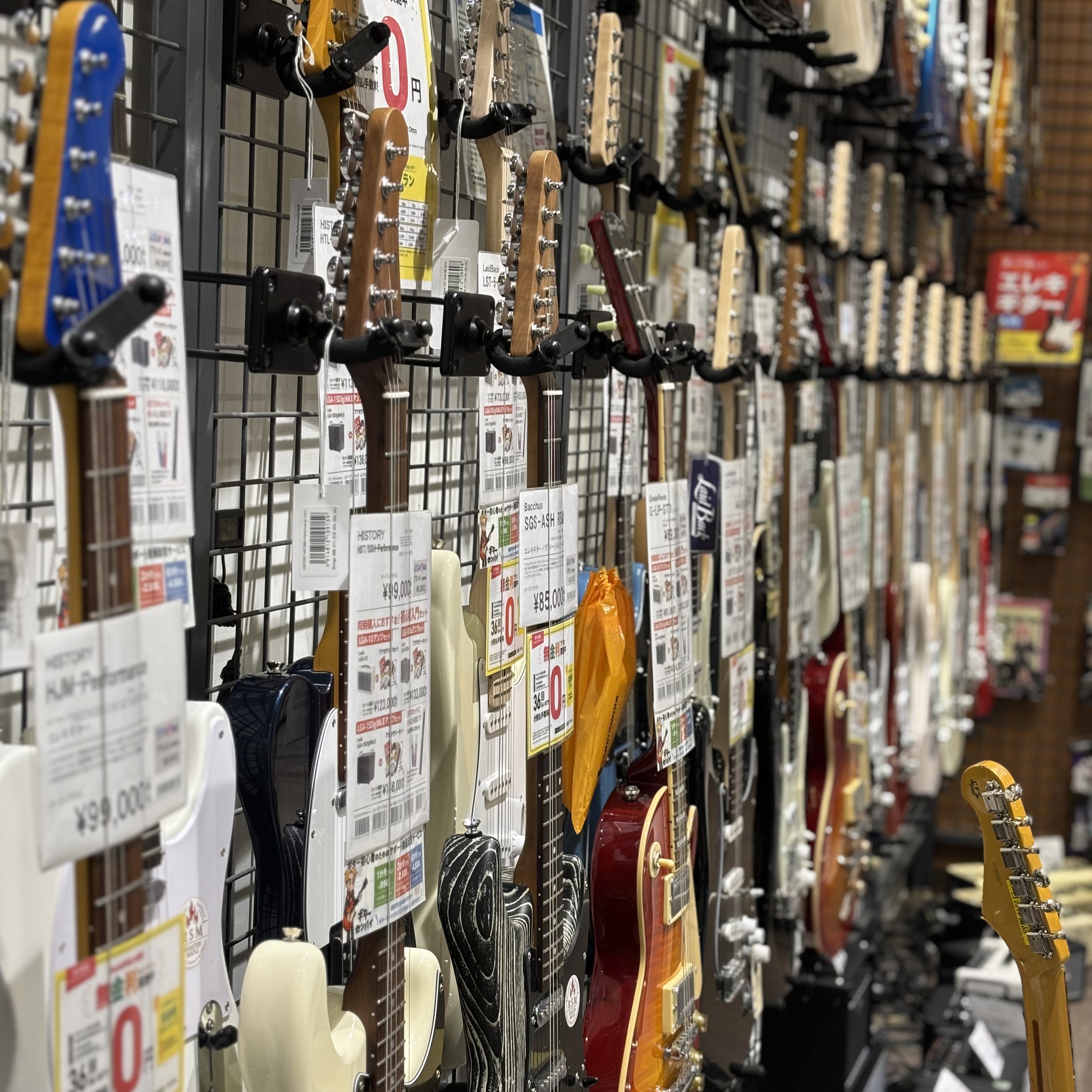 CONTENTS楽器、アクセサリーの選び方から使い方まで、しっかりサポートいたします！軽音楽部サポート担当スタッフ紹介ギター・ベースの選び方ドラム関連の選び方ヴォーカルやその他楽器は以下リンクと詳細をチェック！アンプは必須アイテム！アクセサリはどんなものが必要？困った時は島村楽器がお助けします！アフ [&hellip;]