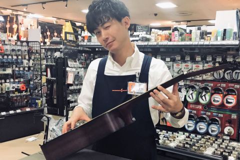 スタッフ写真 副店長、ギターアクセサリー担当 蒲池