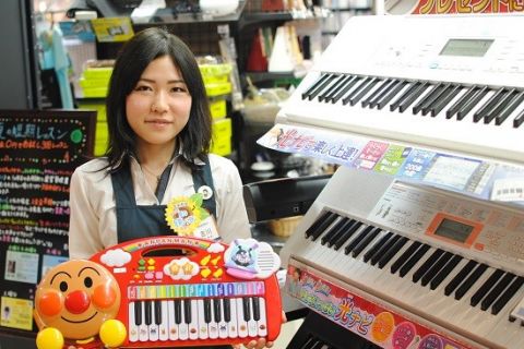 スタッフ写真 楽譜、音楽教室担当 吉川