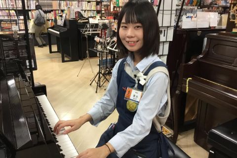 スタッフ写真 キーボード、教育楽器担当 青木