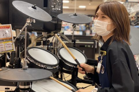 スタッフ写真 ドラム、ギターアクセサリー、管楽器、弦楽器担当 朝日