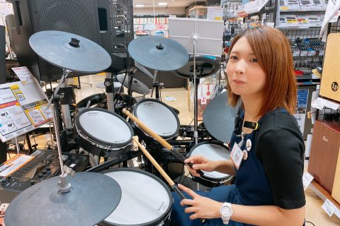 スタッフ写真 ドラム、ギターアクセサリー、管楽器、弦楽器担当 朝日