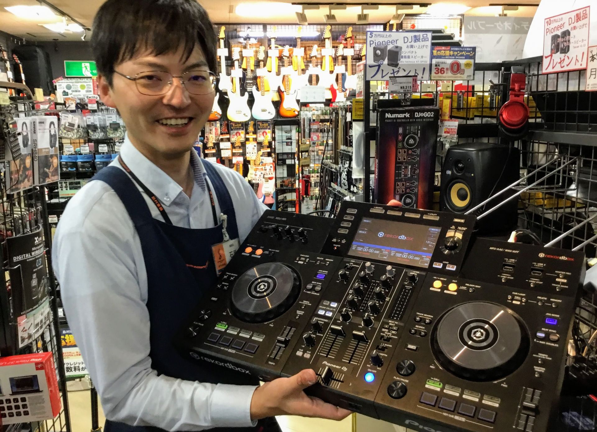 *rekordbox USBが使えて持ち運びができる機材が登場しました！ こんにちは、姫路店DJ機器担当の石原です。 姫路店にXDJ-RRが入荷しましたのでご紹介します！ **XDJ-RRをご紹介 世界的にクラブ標準になってきているrekordbox USBの楽曲を手軽にプレイできます！ 要するに、 […]