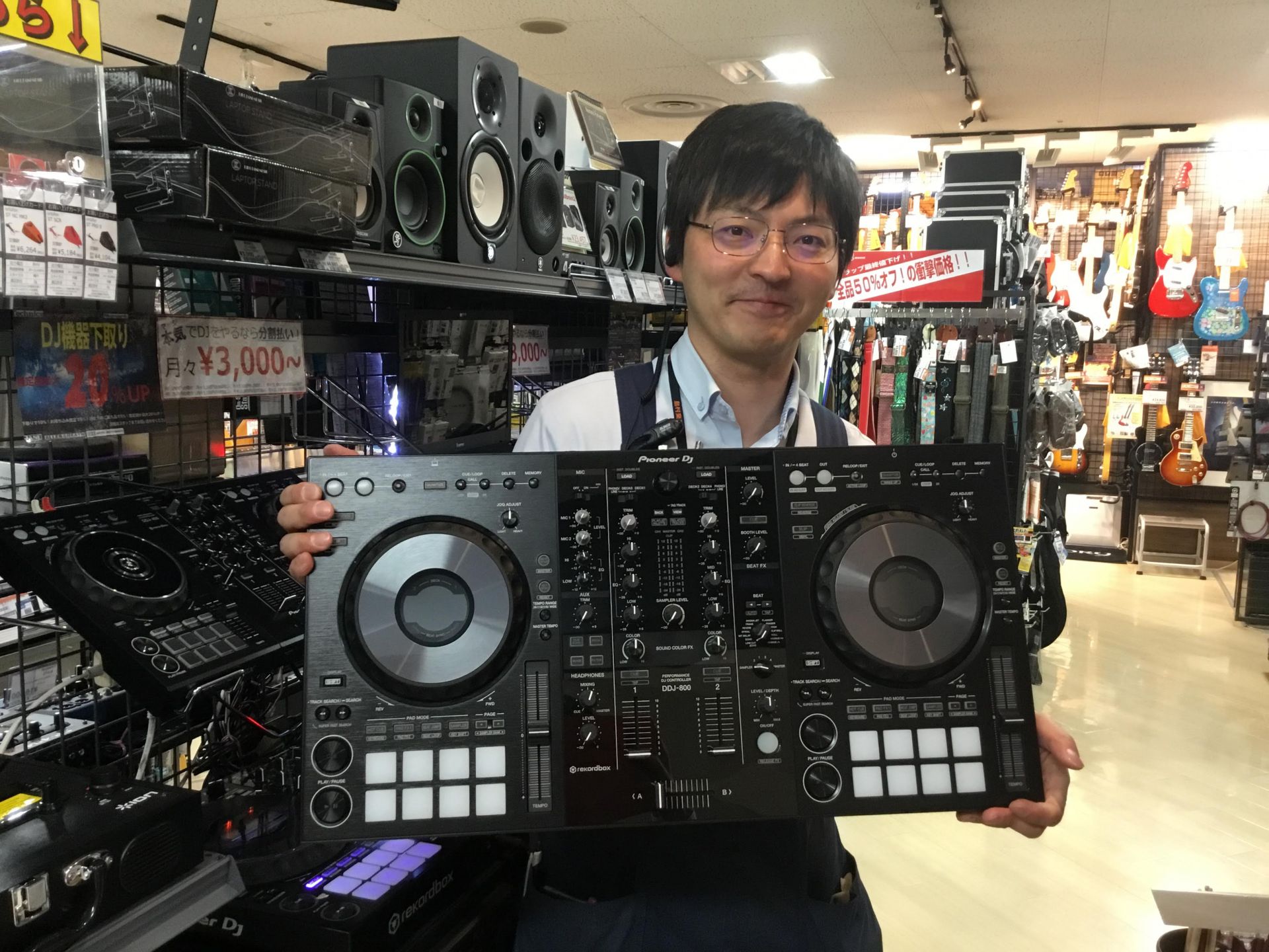 *本日入荷しました！人気の「DDJ-1000」 の演奏性を引き継ぐ2チャンネルDJコントローラー「DDJ-800」のご紹介。 こんにちは、姫路店DJ機器担当の石原です。 姫路店に本日入荷のパイオニア　DDJ800をご紹介します！ **DDJ800をご紹介 DDJ1000と比較できるよう展示中です！ぜ […]