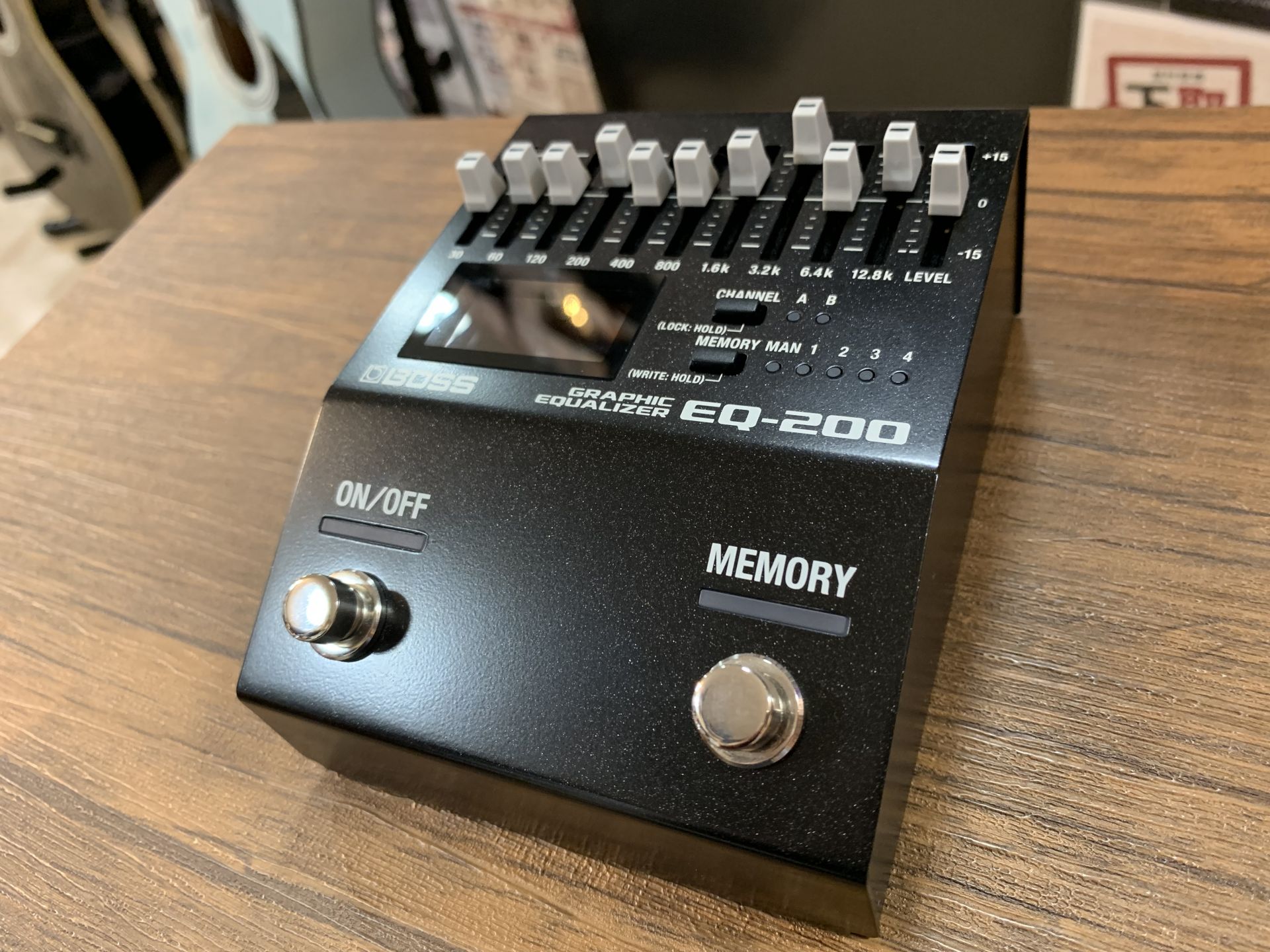 *BOSS　EQ-200 [!!はじめまして！平井です！!!]]]これから動画とブログでどんどんエフェクター紹介をさせていただきますのでよろしくお願いします！第一回目は[!!BOSSのEQ-200!!]です。 **1つのボディーの2つのEQ このイコライザーは独立した[!!10バンドイコライザー!! […]