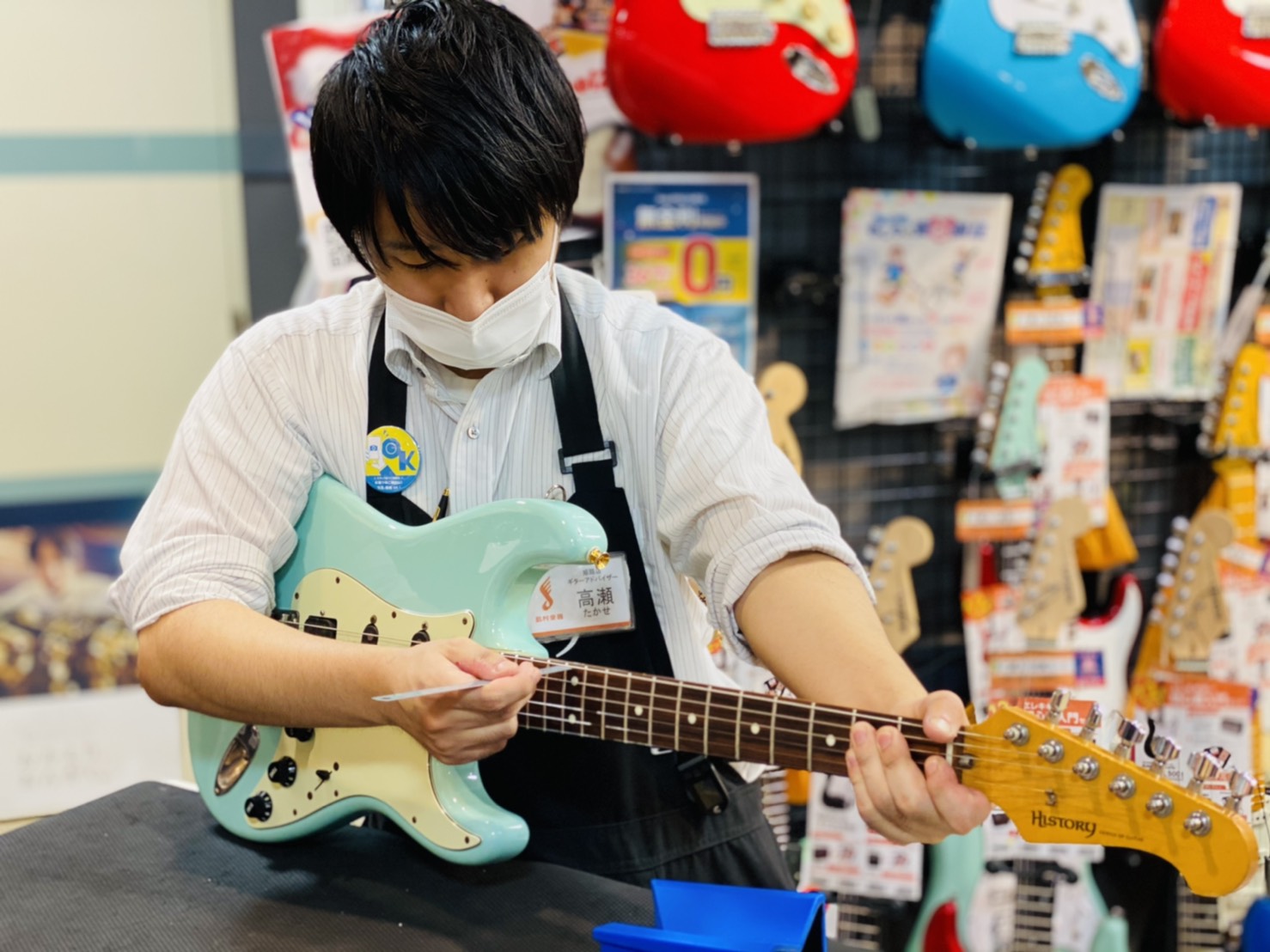 こんにちは！突然ですが、みなさん、弦交換ってどのくらいの頻度でされてますか？ 弦交換はギター、ベースプレイヤーとして欠かせない基本のメンテナンス！コレをちゃんとしているか否かで演奏や弾きやすさなどに影響がでてしまうんです！ CONTENTS弦にまつわる！あるある！弦交換　料金表オススメはデラックス！ […]