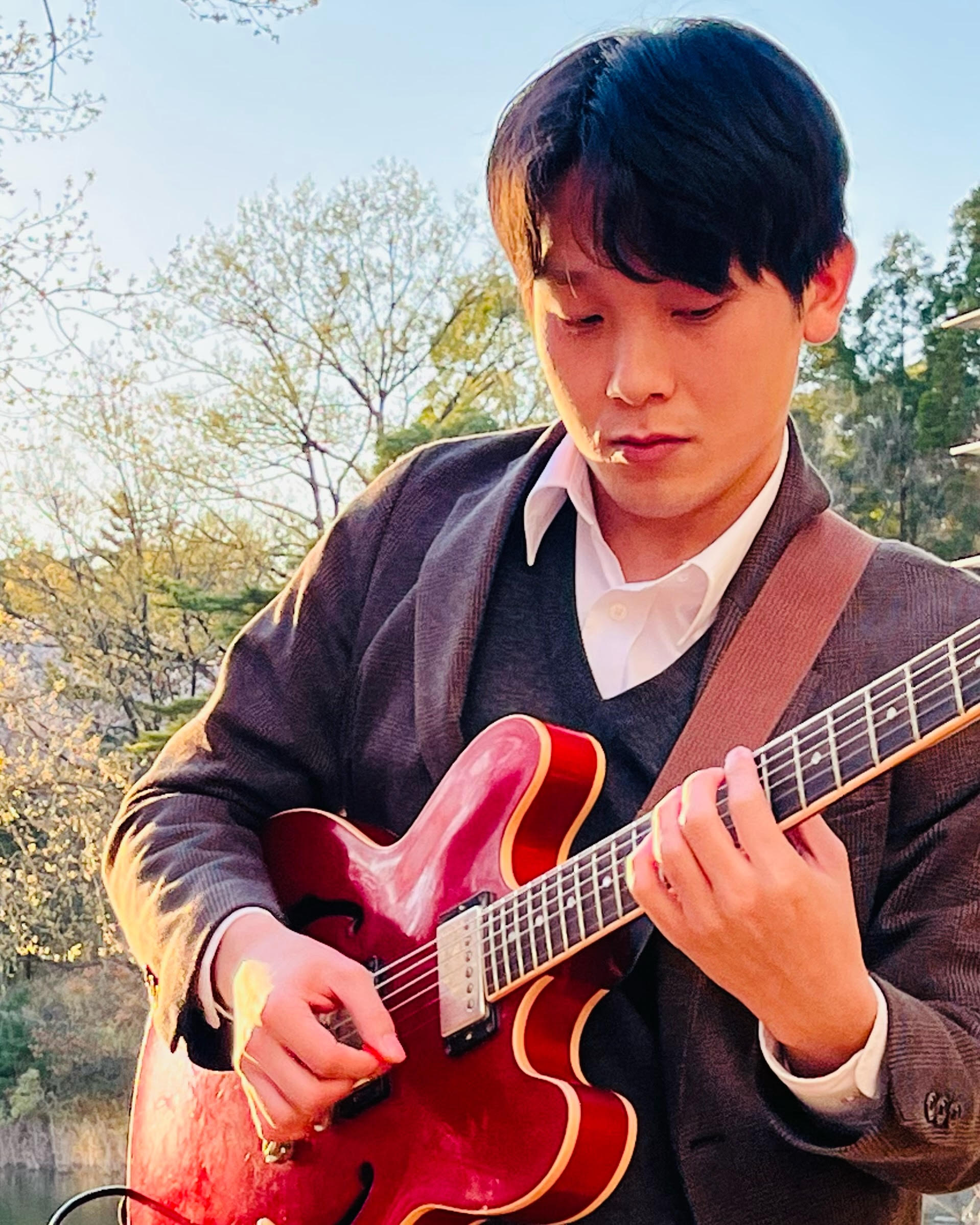 CONTENTS講師インタビュー　酒井先生について編講師インタビュー　レッスンについて編最後に酒井先生よりひとこと！音楽教室に関するお問い合わせはこちら講師インタビュー　酒井先生について編 Q1.ギターの魅力を教えてください ギターは複数の音を抑えてコードを鳴らしたり、メロディーを弾いたり、またはそ […]
