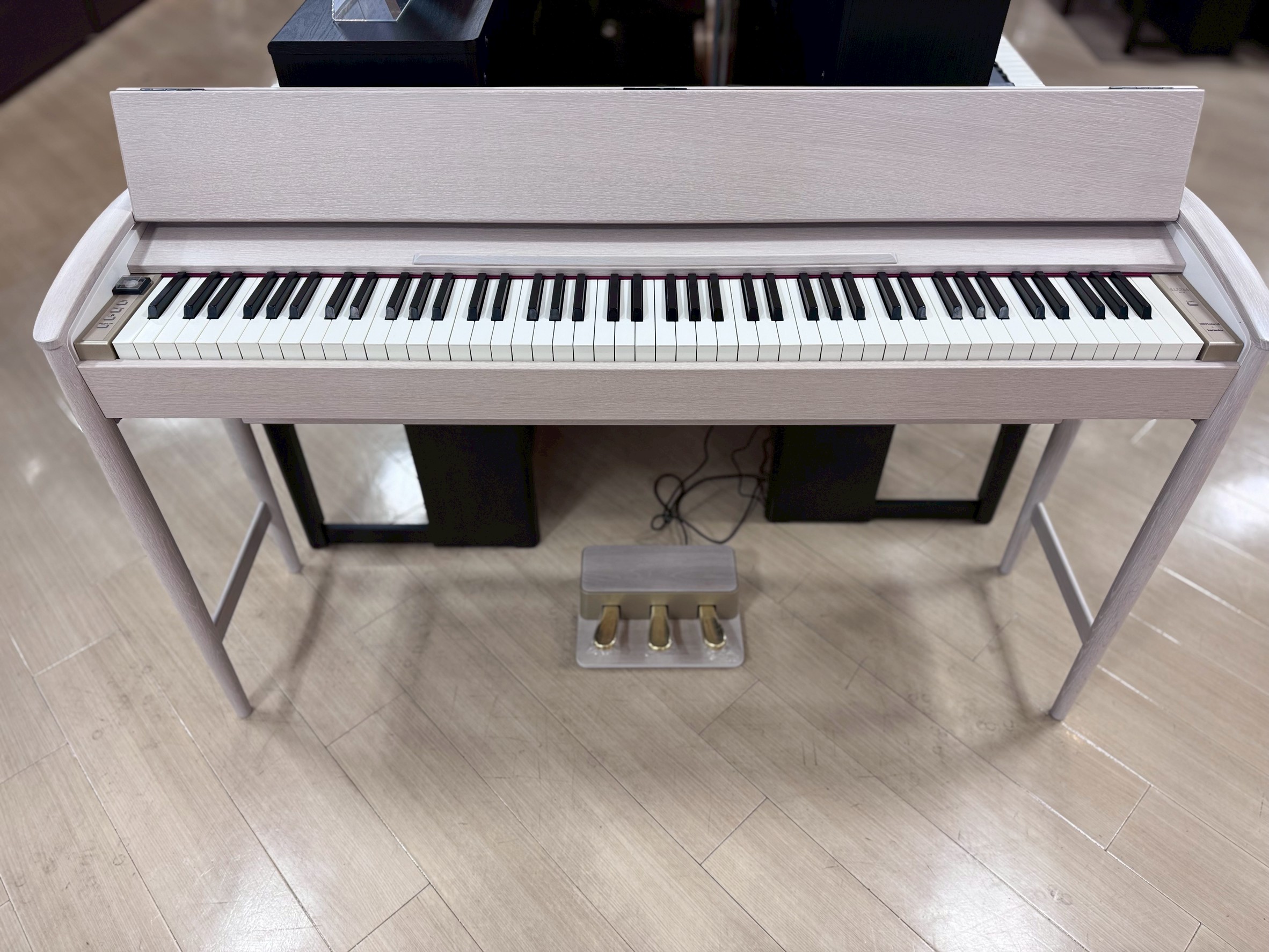 Roland ローランド × karimoku カリモクKF-10 KS シアーホワイト