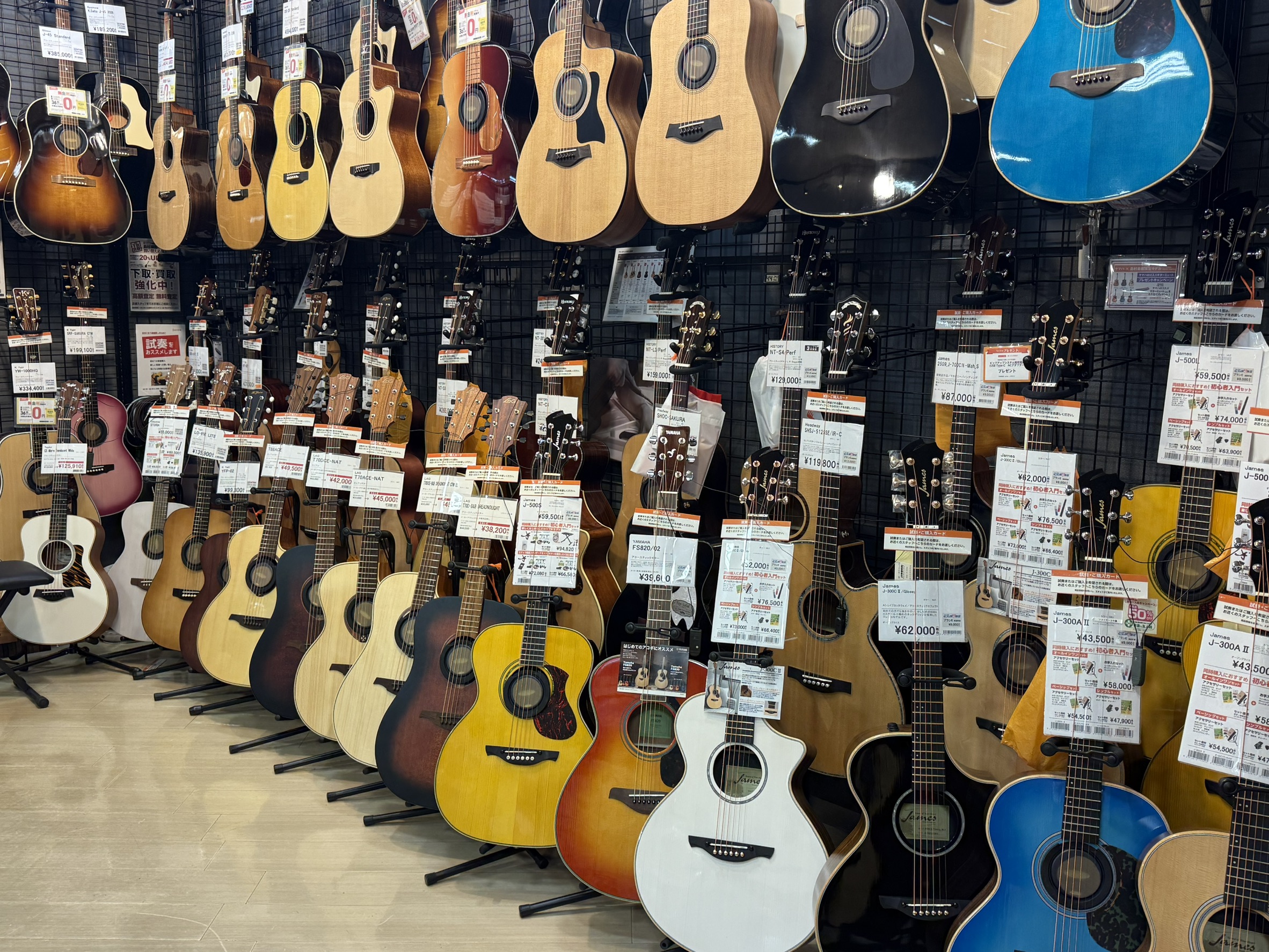 新しい趣味としてアコースティックギターを始めたいと思っている方や軽音楽部に入学しギターを始める方に アコースティックギター担当おススメのギターを予算別でご案内いたします🎵 ギターを選ぶ際のポイント！ まずギターを選ぶ際にどうやって選べばよいのか値段の違いもよくわからない、、、といったお悩みをお持ちの [&hellip;]