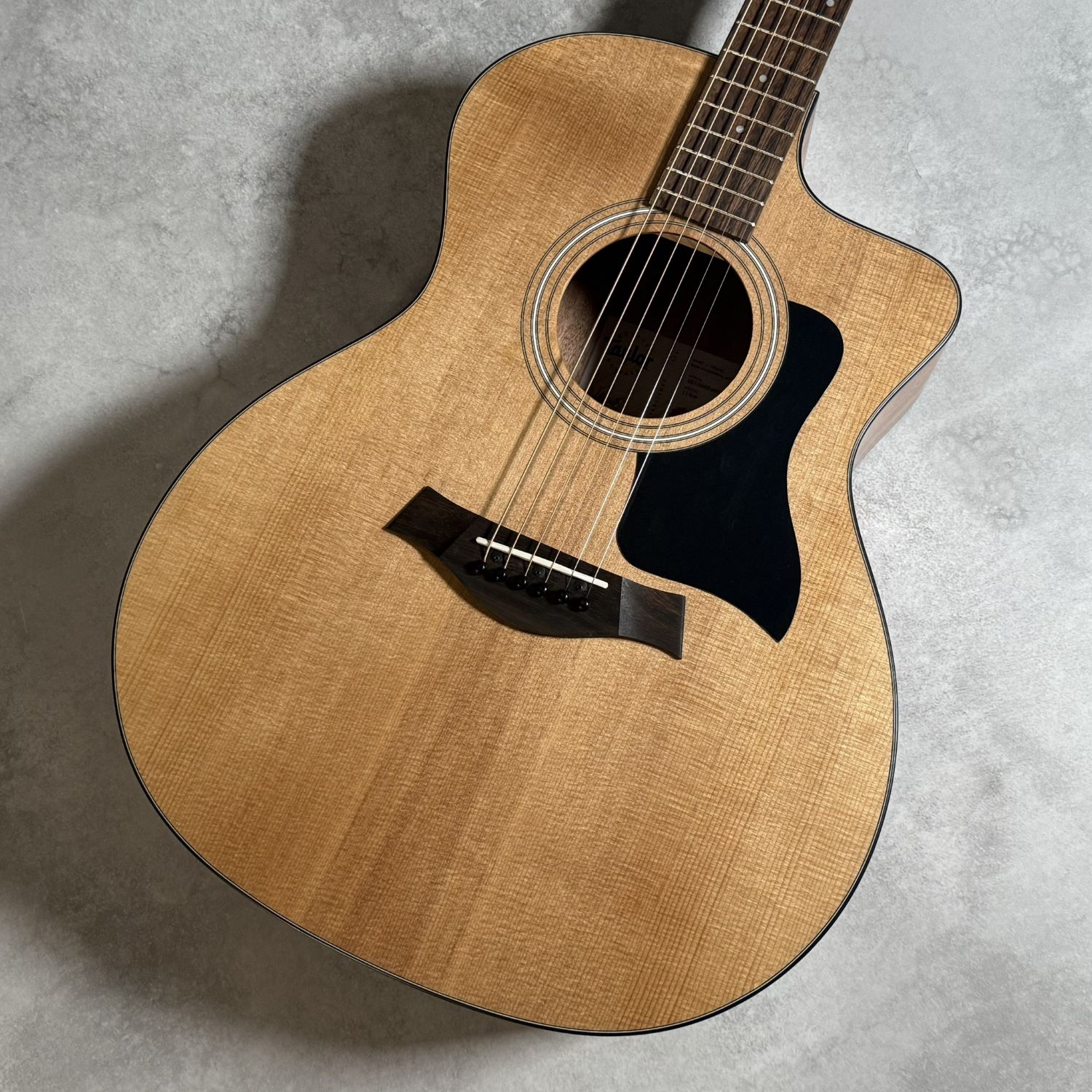 プロアマ問わず絶大な人気を誇る全米シェア1位のTaylor人気モデル114ce 