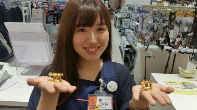 皆様こんにちは！管楽器担当の小林です。 今回はアルトサックスのリガチャー新入荷のご案内です！リガチャーは、リードの振動を楽器に伝えるとても大切な役割を担当しています。 こちらは私が今一番おすすめしたいリガチャーです！ *ハリソンフォルテ ***今、写真右側のピンクゴールドが沢山のお店で人気集めてます […]