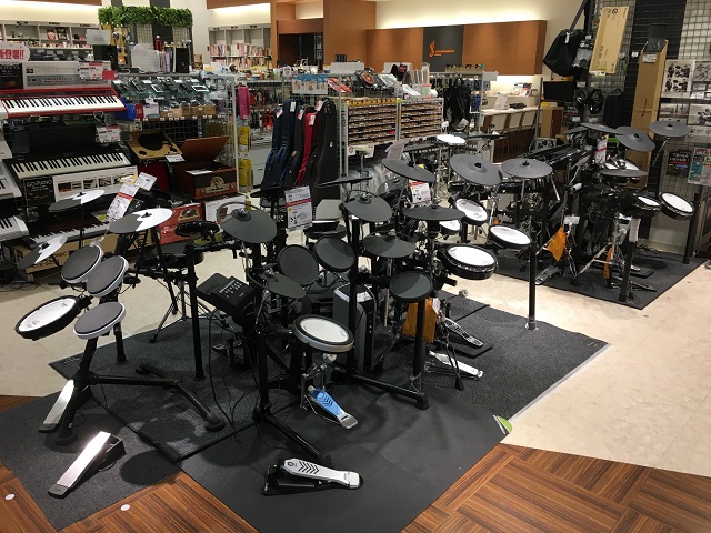 *当店にて展示中！ドラム担当吉岡のオススメ電子ドラムのご紹介！ **ALESIS NITRO MESH KIT < |*メーカー|*モデル|*メーカー希望小売価格|*販売価格（税込）|*備考| |ALESIS|NITRO MESH KIT|オープン|[!￥44,800!]|スティック付属、イス […]