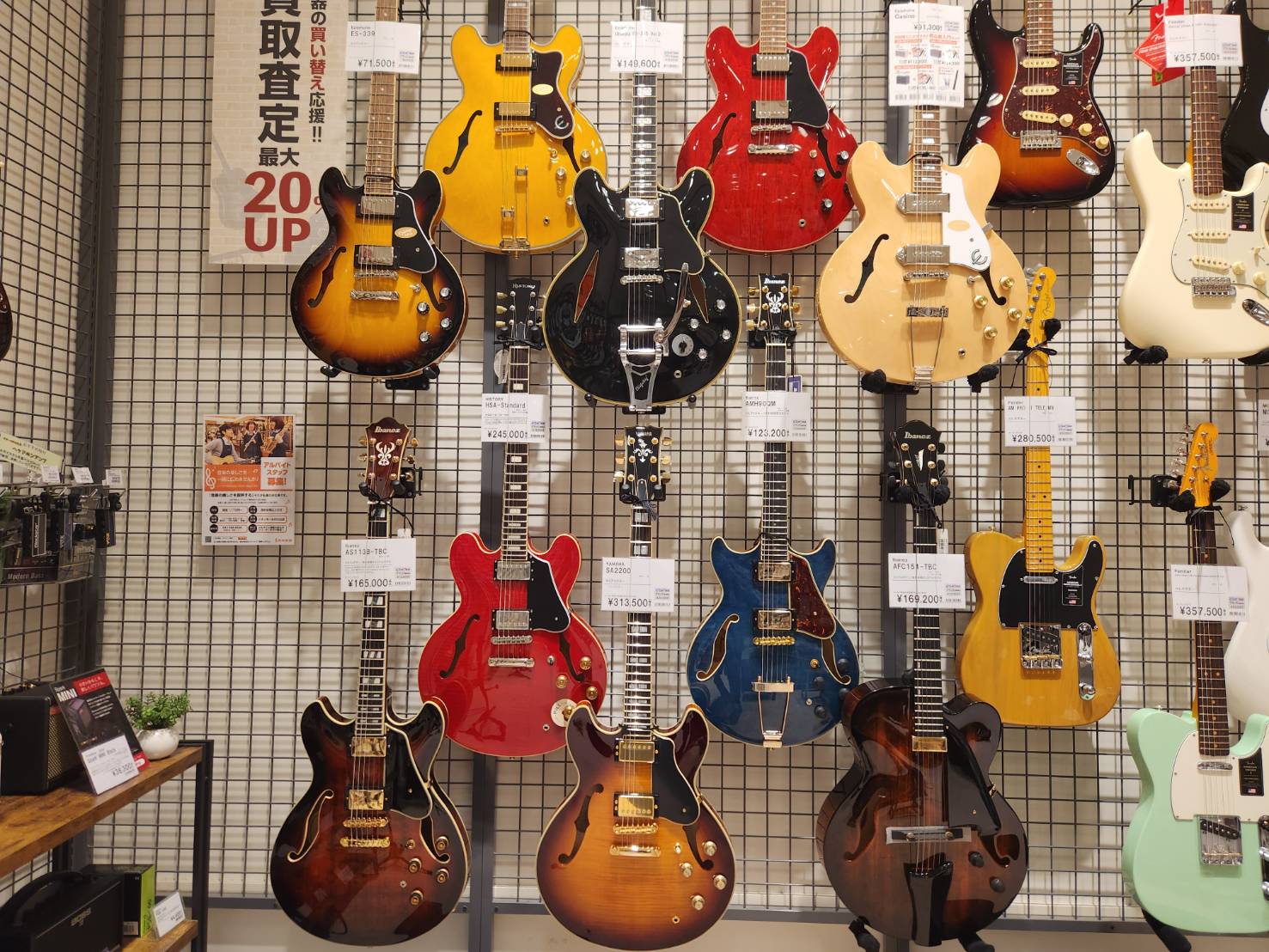 CONTENTS展示ラインナップ一覧お問い合わせ展示ラインナップ一覧 セミアコギター フルアコギター お問い合わせ 商品に関する事や、試奏予約等ございましたらお気軽に下記フォームよりお問い合わせください!