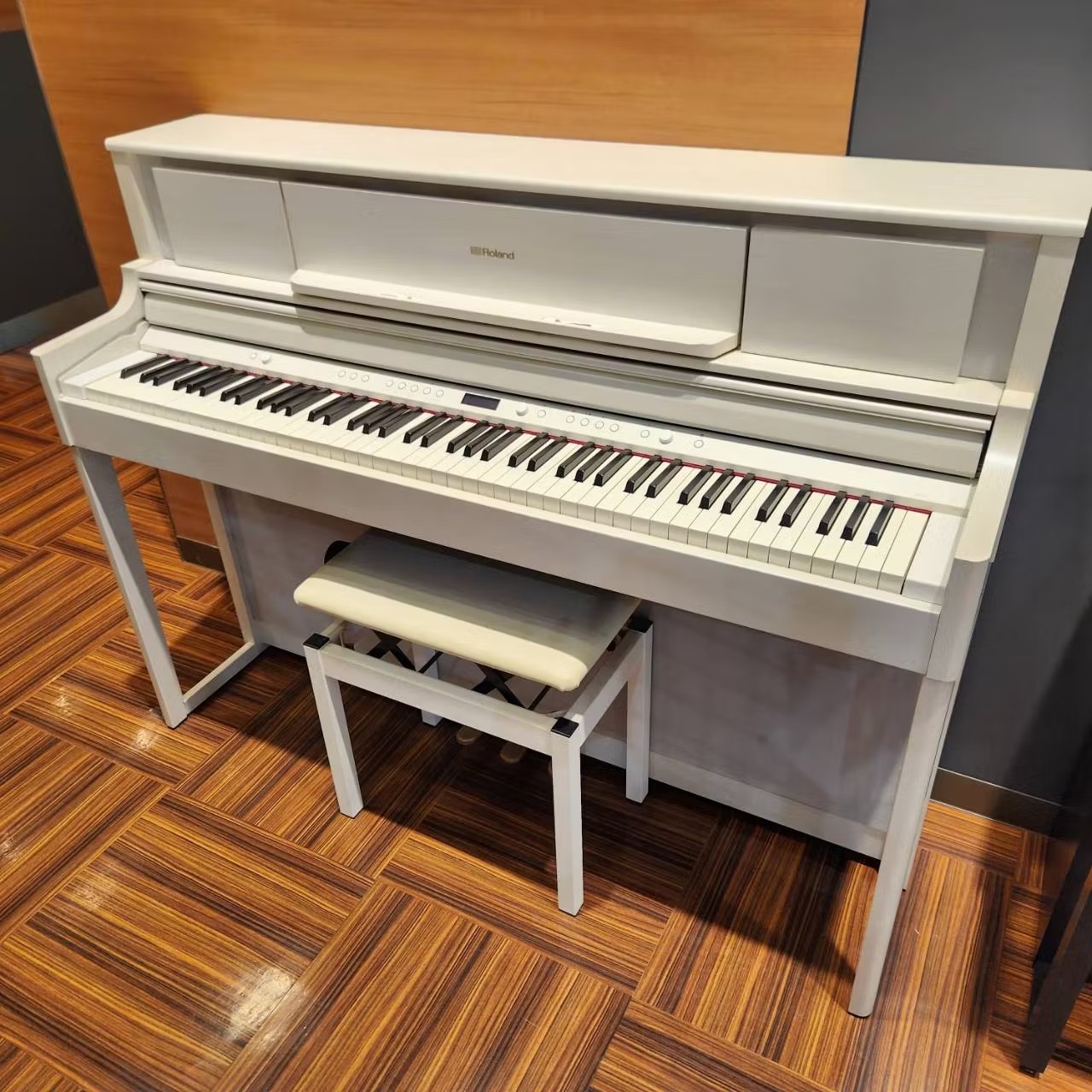 RolandLX705GP