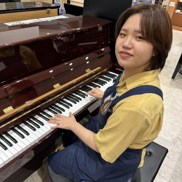 ピアノ担当：高野<br />
クラシック、映画音楽をよく弾きます！<br />
ピアノに関するお悩み、その他なんでも、お気軽にお声がけください！