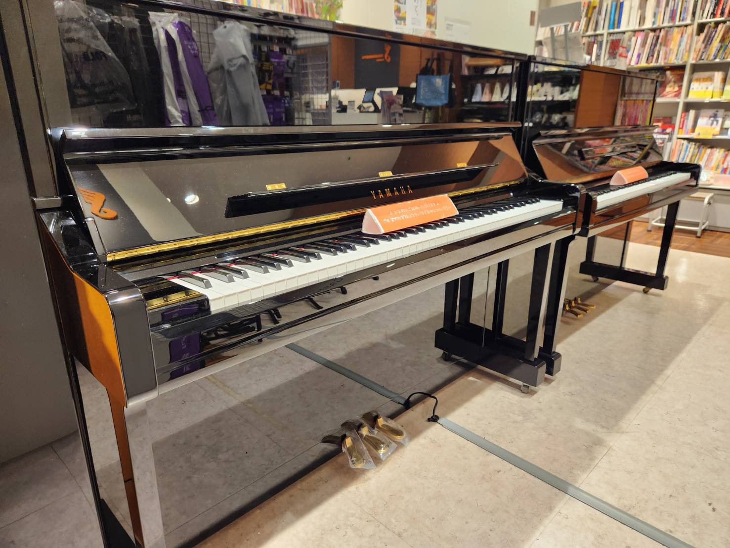 CONTENTSアコースティックピアノと電子ピアノの違いアコースティックピアノと電子ピアノのメリット・デメリットアコースティックピアノと電子ピアノどちらを選ぶべきなのか？アコースティックピアノと電子ピアノの違い アコースティックピアノとは、下記画像にある、「グランドピアノ」「アップライトピアノ」のこ […]