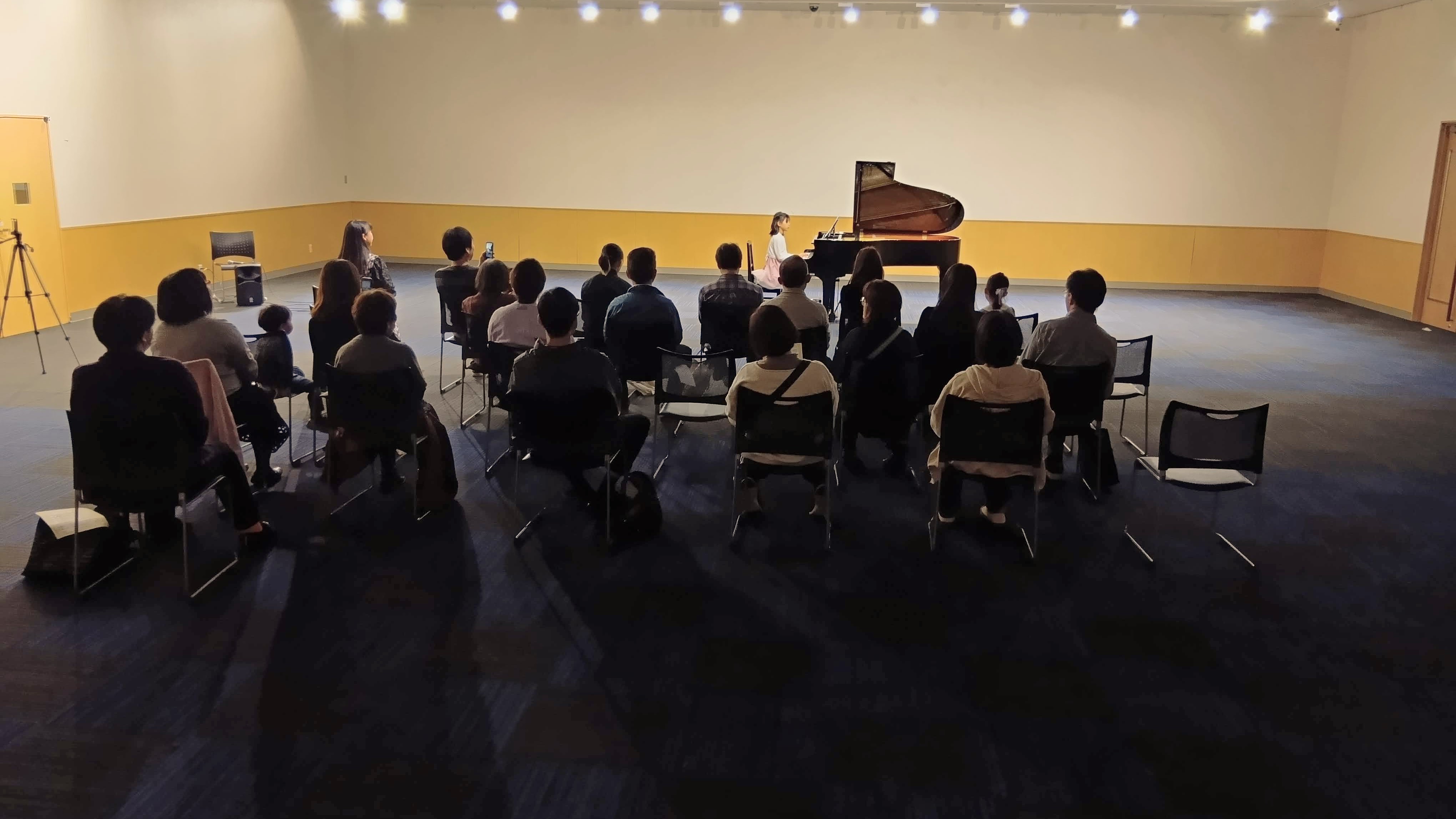 こんにちは！ピアノコンサート担当の星野です！ 第1回【Hinode Piano Concert】を11月15日(日)に開催いたしました！ 今回はイオンホールという大きな会場での開催となり、豊かに響くとても素敵なホールでした！ その模様をさっそくお届けします！ CONTENTSコンサートレポートさいご […]