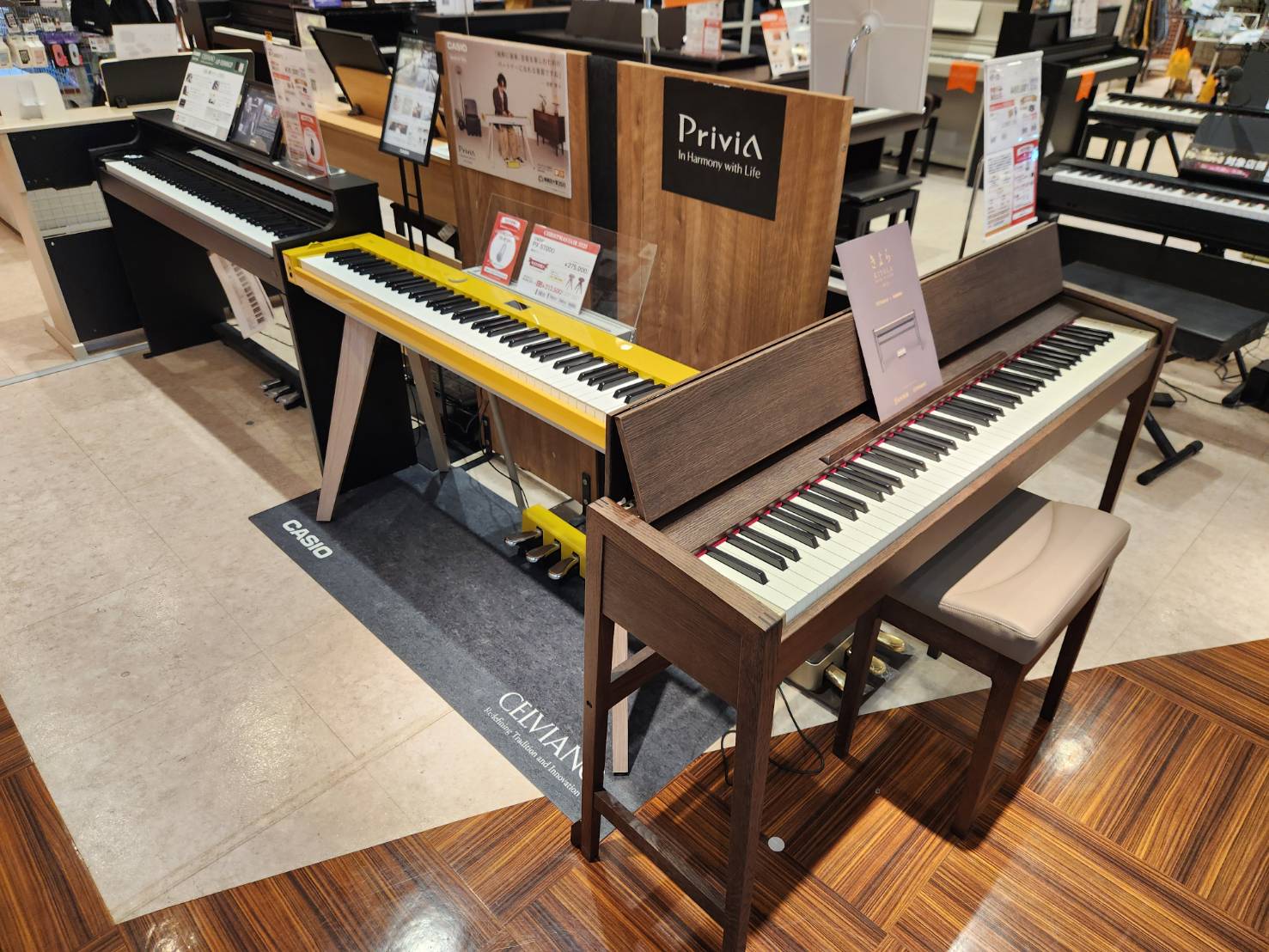 電子ピアノを探す上で、悩まれるポイントの一つでもある、「置き場所」。 「あまり場所を取りたくないな」「このお部屋に合うピアノがいいな」と悩まれる方も多いはず！ 今回はそんな悩みを解決するべく、コンパクトでスタイリッシュな電子ピアノをご紹介します！ CONTENTS電子ピアノの大きさ比較コンパクト電子 […]