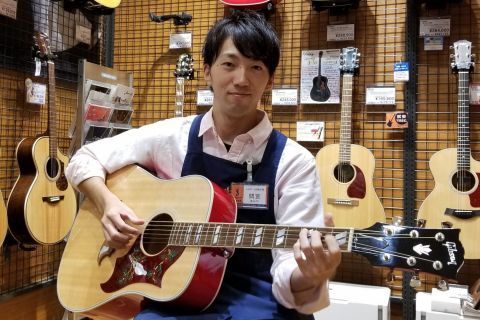 スタッフ写真 アコースティックギター担当 間宮