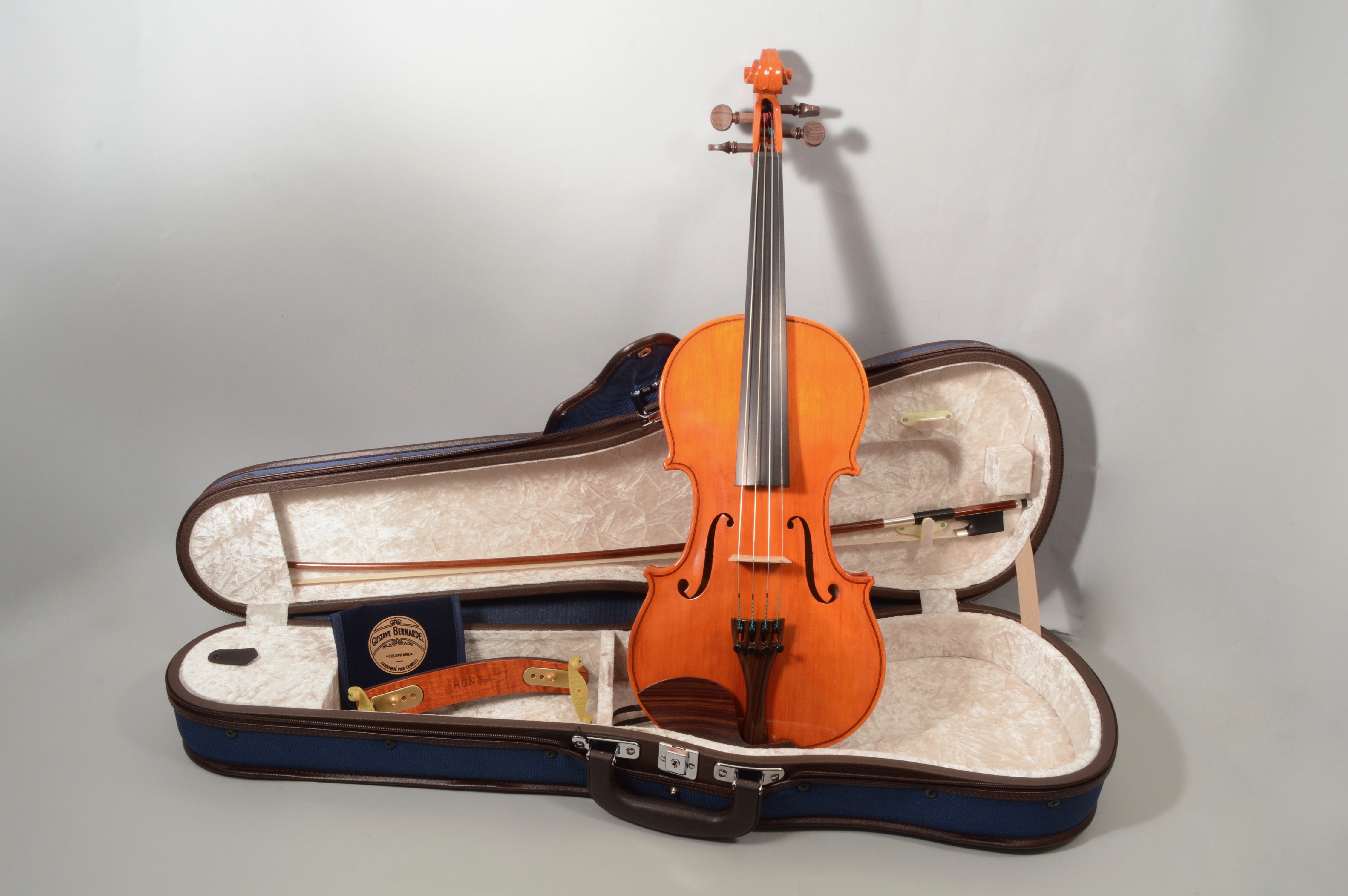 *葉加瀬太郎シグネイチャーモデル「Antonio Tarontino（アントニオ・タロンティーノ）」 日本を代表するヴァイオリニスト：葉加瀬太郎が、これからヴァイオリンをはじめる方に徹底的に寄り添ったバイオリンセットを実現。]]バイオリン本体の木材の選定・板の厚み・ネックの太さから、付属の弓・弦・肩 […]