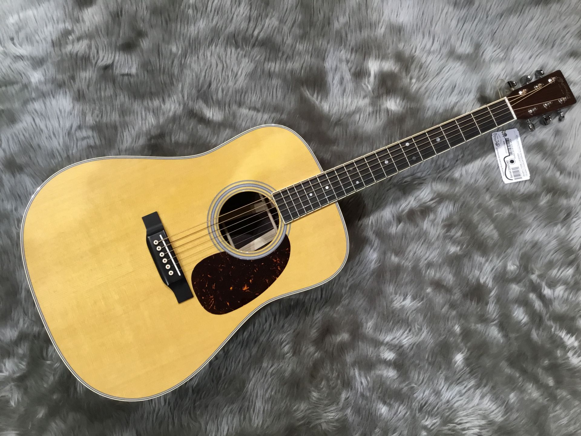 *Martin D-35 入荷しました！！ 皆さんこんにちは、平塚店の工藤です。今回ご紹介するのは、 Martin D-35です！ *D-35とは （画像は実際のもの。） 　D-35は1965年に発売されたMartinの中では比較的新しいモデルです。トップのブレース(力木)のサイズが1/4”となって […]