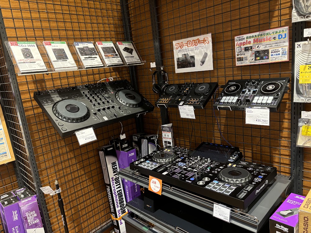 今回はDJ機器を実際にお試しいただけるコーナーが平塚店に完成したので展示中のラインナップをご紹介いたします♪