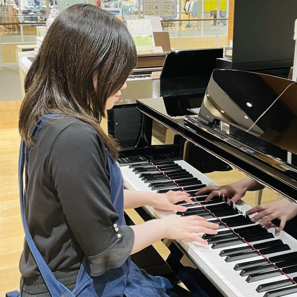 山田（やまだ）<br />
<br />
こんにちは。　ピアノアドバイザーの山田です！小学生のころにピアノを習い始め、学生時代は吹奏楽でパーカッション、軽音楽でドラムを担当し楽器の虜になりました。電子ピアノ探しでお悩みの方、たくさんいらっしゃると思います。お一人お一人にピッタリのピアノをご案内させていただきますのでどんなことでもご相談くださいませ。皆様の音楽生活がより豊かなになるよう精一杯サポートいたします。