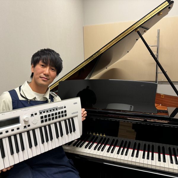 石岡（いしおか）<br />
<br />
ギター・ベース・DJ・DTM・トランペット・篠笛など様々な楽器経験を活かし、お客様に合う商品を一緒お探しいたします！<br />
「この楽器に挑戦してみたい」「自分に合う1台を探したい！」そんなときはぜひお声掛けください！<br />
演奏者ならではの目線でお客様一人一人にぴったりの楽器選びをお手伝いします。