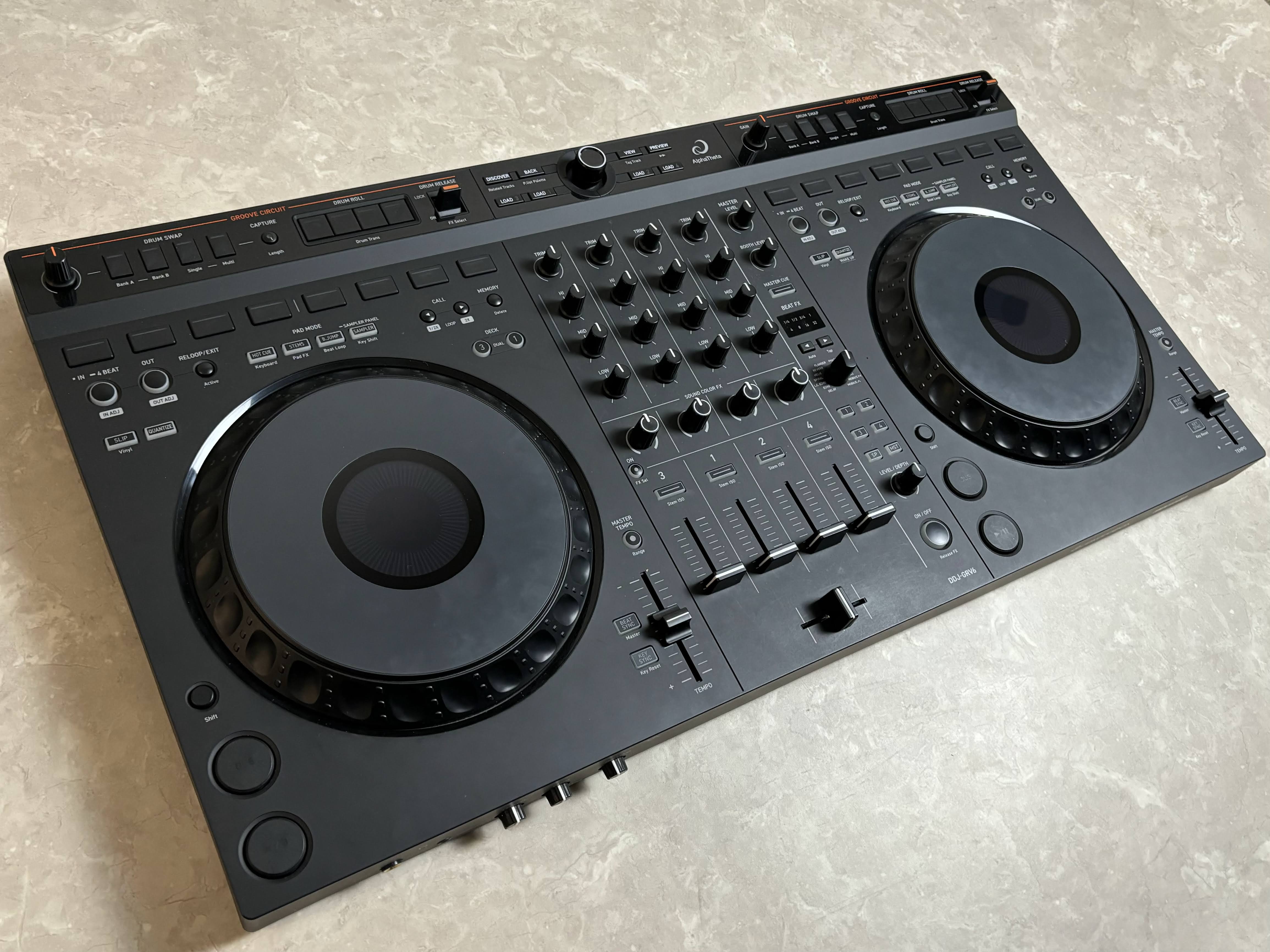 皆さんこんにちは！ 島村楽器ららぽーと湘南平塚店の小安です。 今回はAlphaThetaの4チャンネルDJコントローラー「DDJ-GRV6」についてご紹介していきます。 CONTENTS「DDJ-GRV6」について担当者からの一言ご購入はこちらから「DDJ-GRV6」について DDJ-GRV6は、G [&hellip;]