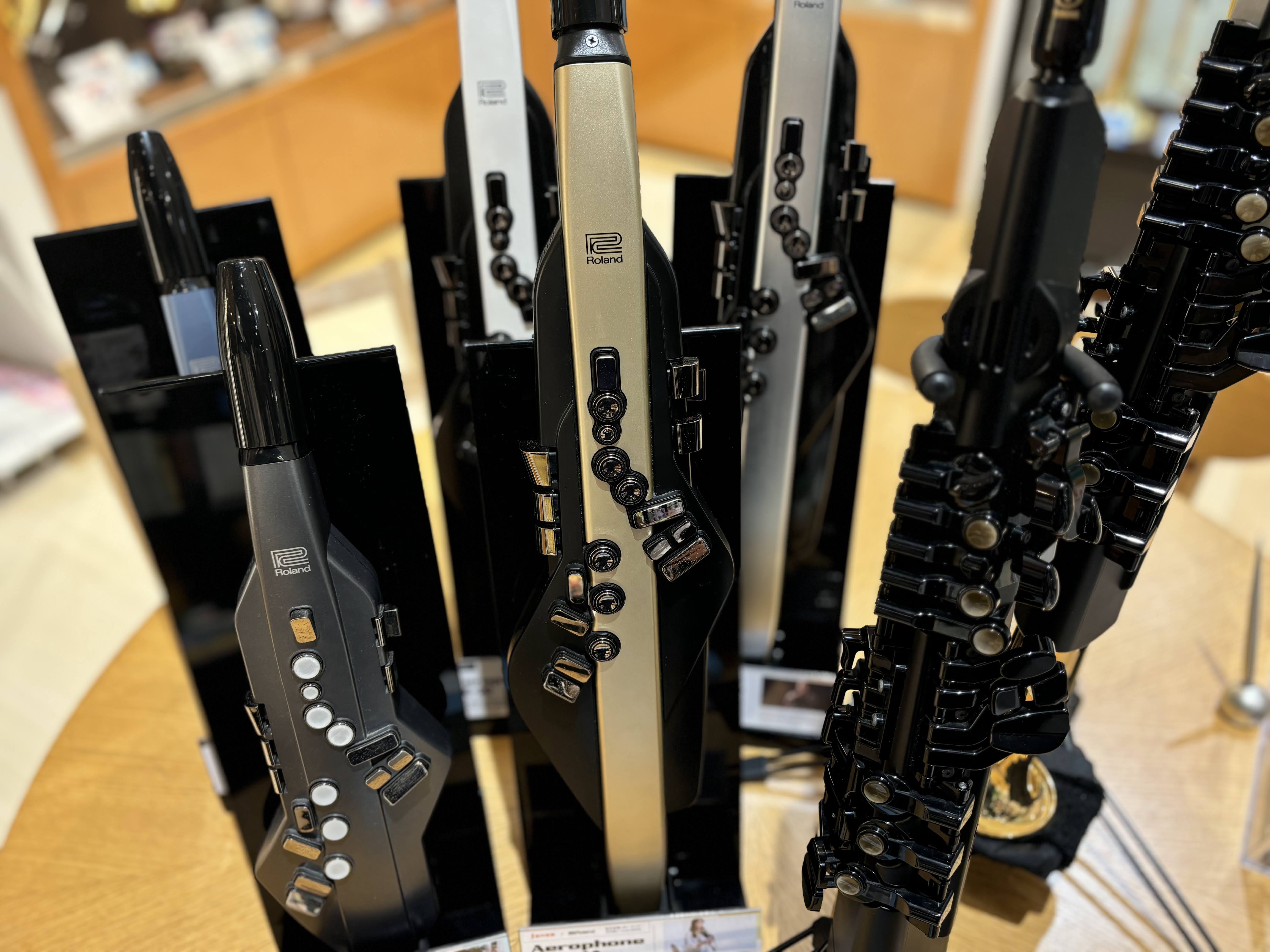 CONTENTSデジタル管楽器とはエアロフォンデジタルサックス三井ショッピングパークポイント対象＆分割無金利！お問合せはこちらデジタル管楽器とは デジタル管楽器は、ボタンを押さえて息を吹くだけで、簡単に美しい音が出せる魅力的な楽器です。息の強さを感知する高精度なセンサーを搭載しており、音程や音量、音 [&hellip;]