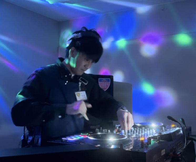 DJ担当石岡