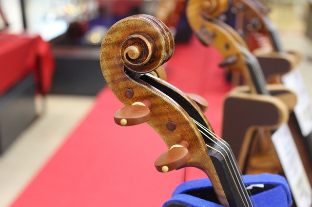 ===top=== *欧州買い付けバイオリン　-島村楽器広島パルコ店- 弦楽器は製作する国の風土や文化によって、驚くほど音色やデザインが変わります。その土地に行かなければ手に入らない名器が、まだまだ各国には眠っているため、ドイツ・フランス・イタリアをはじめ、ボヘミアやイギリス、ニューヨークなど各国を […]