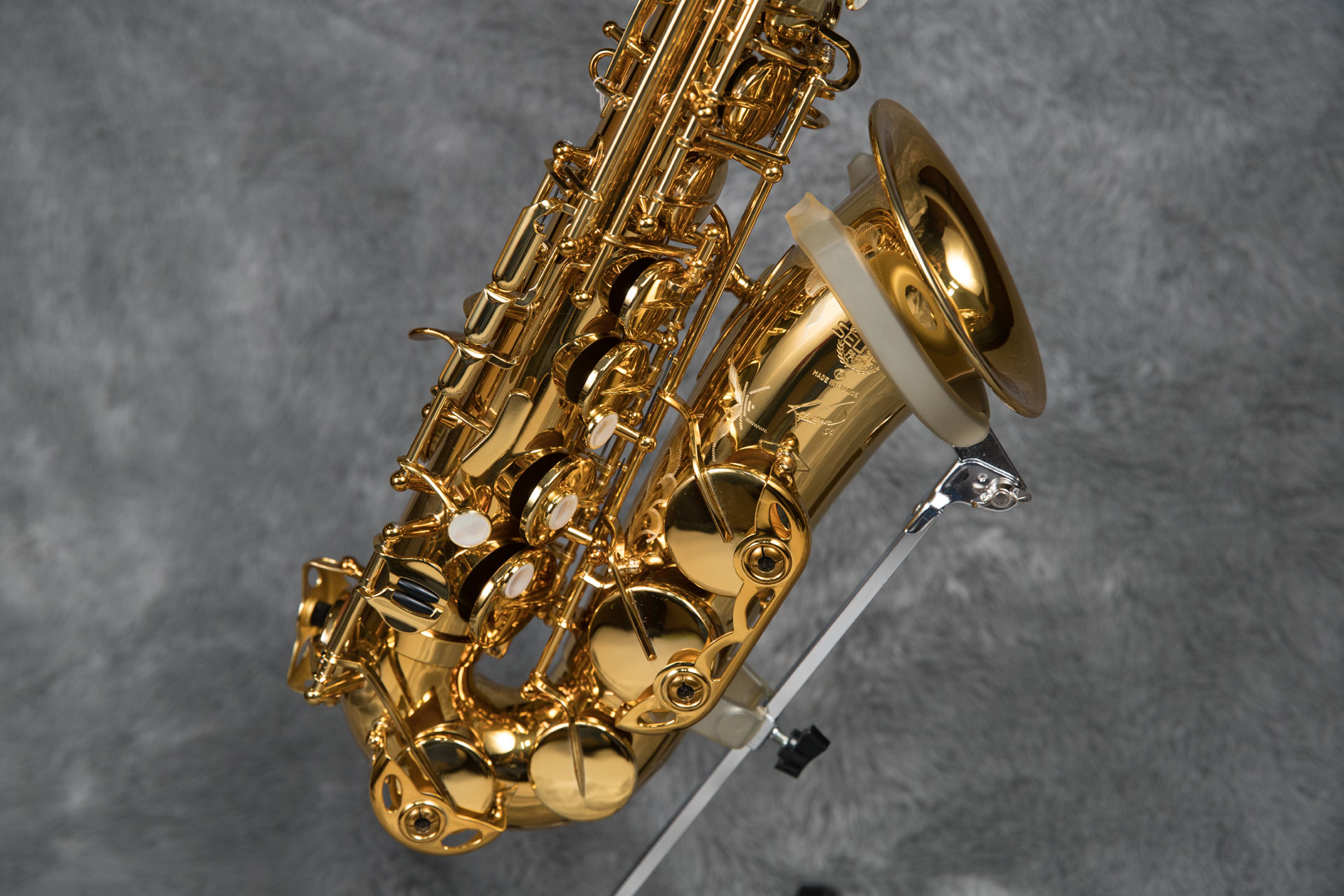 **H.Selmer リファレンスW/E 「リファレンス」アルトは、そのモダンなデザインと作りのため、強い個性を示しており、演奏者はオリジナルの「マークVI」のフィーリングを感じるでしょう。音響学、人間工学的な特徴、および外観はこの著名なモデルのスピリットを呼び起こします。豊かでまろやかな音で、息の […]