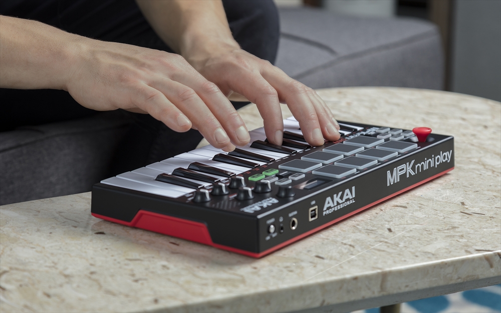 *AKAIがMPK Miniをベースにした、小型軽量でどこにでも持ち運べる音源内蔵MIDIキーボード「MPK Mini Play」を発売します! MPK Mini Playは内蔵音源搭載、スピーカーとヘッドフォン端子を装備、しかも単3電池3本で駆動するベロシティ対応25鍵MIDIキーボードです。 オ […]