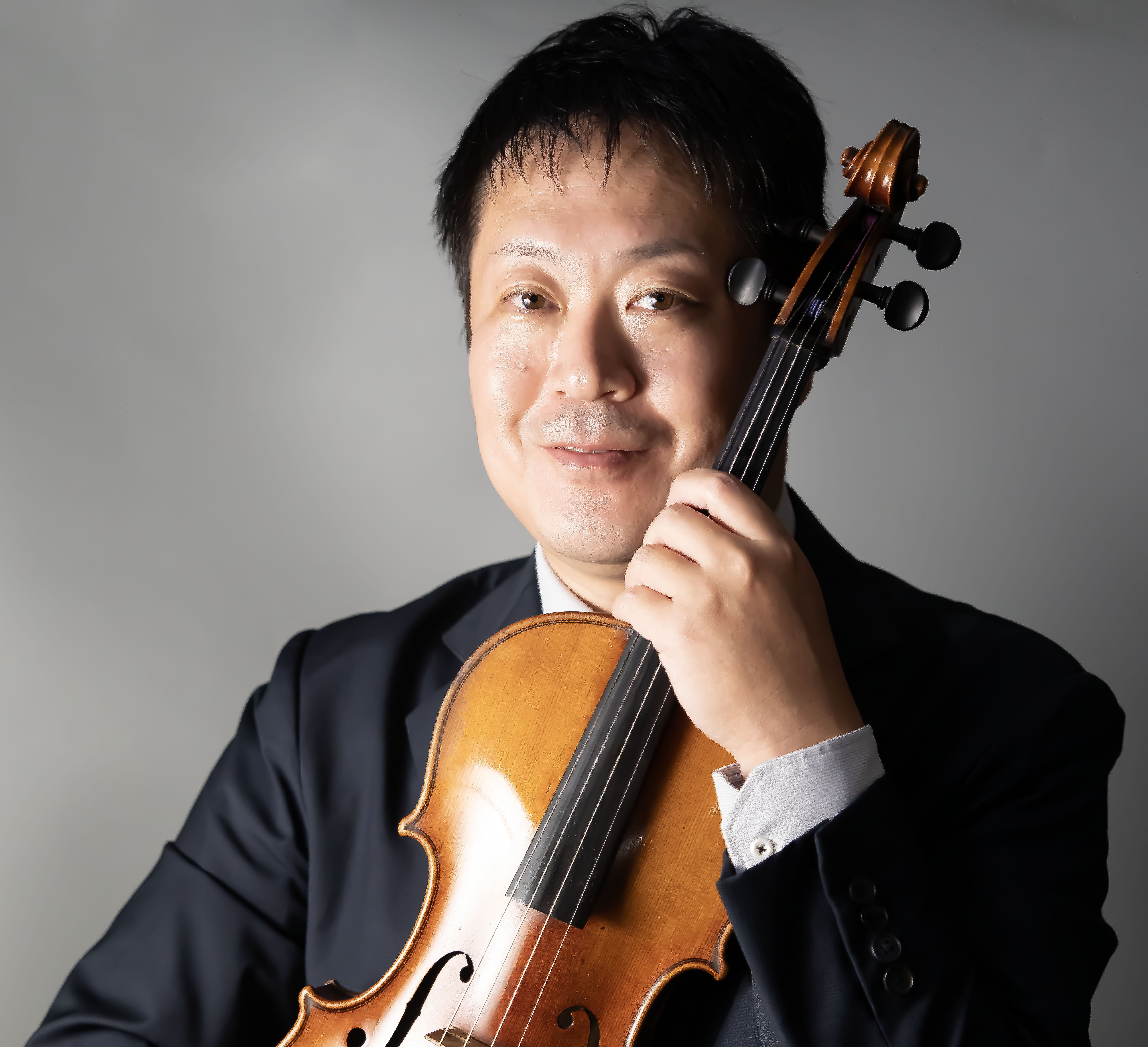 *ソロ・アンサンブルで大活躍！ヴィオラを始めてみませんか？ 「音楽を楽しみたい」「始めてみたい」と思った時がチャンスです。その気持ちを私達が精いっぱいサポート致します。]]実施中！この機会に是非とも音楽を始めてみませんか？ ヴァイオリンより少し大きく厚みのあるヴィオラ。室内楽やオーケストラでは内声部 [&hellip;]