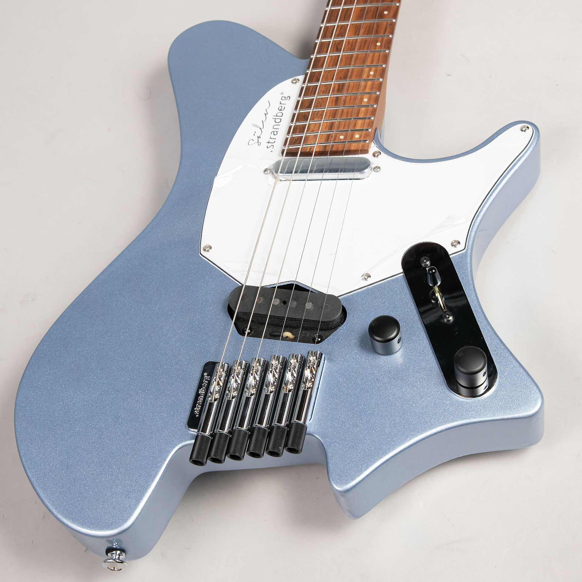 *strandberg Salen Classic/Ice Blue Metallic 人間工学に基づいて設計された独特の特徴をもつ、スウェーデンに拠点を置くカスタムギターブランド”Strandberg"からテレキャスターを彷彿とさせるピックガード、コントロール、ピックアップが特徴の”Sälen C […]