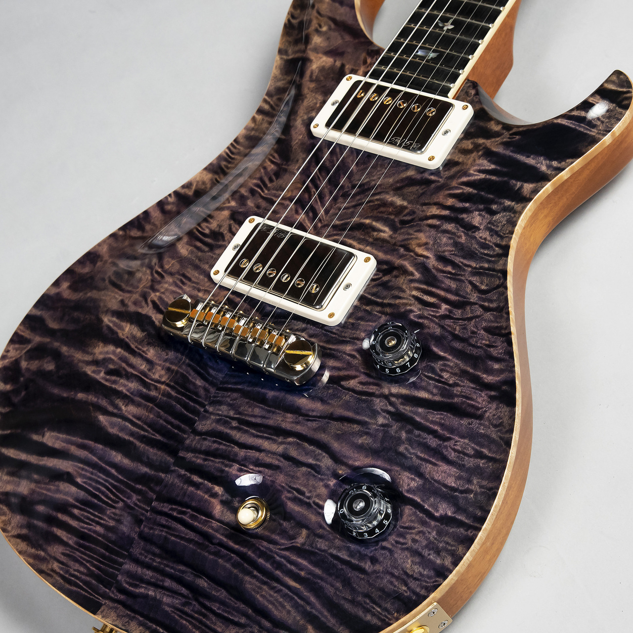 *McCarty 10Top リッチでオーセンティック、ビンテージ・テイストのハムバッキング・トーンやニュアンス、そして甘いシングルコイルのサウンドを求めるギタリストにとって、58/15ピックアップ、プッシュ/プル・タイプのコイルタップ付きトーン・コントロールを装備したMcCartyは、その両サウン […]